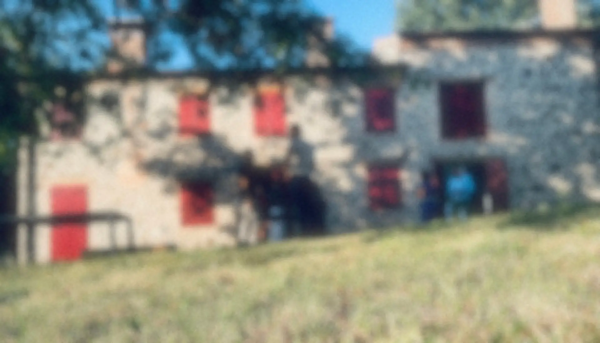 La casa di Cornoleda Experience House, in pietra con le imposte rosse, sui Colli Euganei